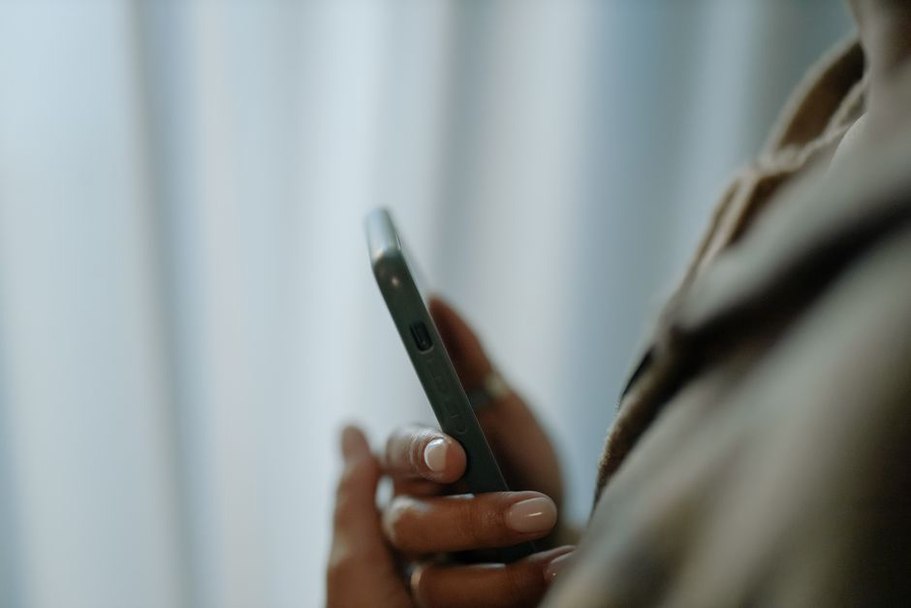Přehledná pole formuláře na displeji telefonu