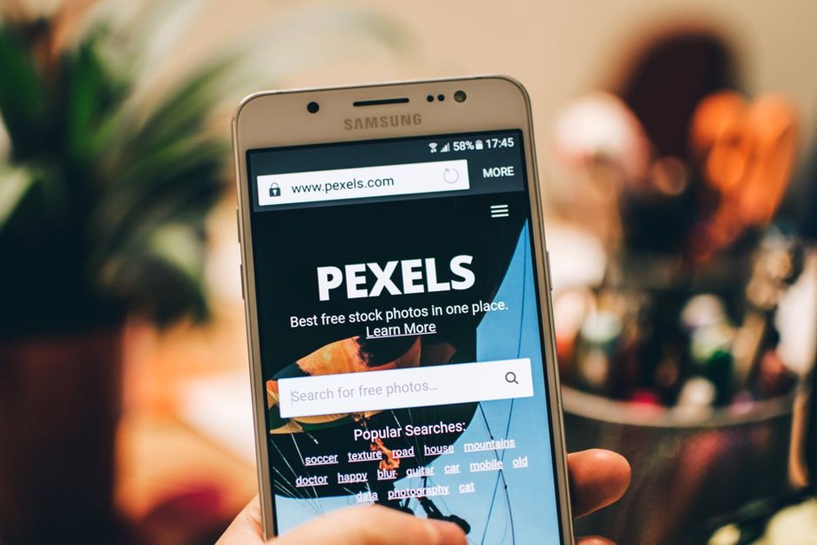 Kontrola čitelnosti tlačítek na mobilním hudebním webu