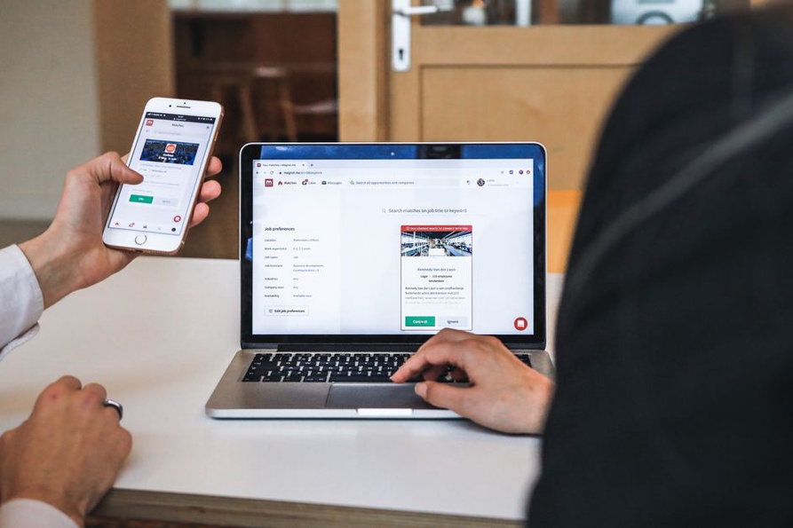 Kontrola načítání článku na telefonu a notebooku