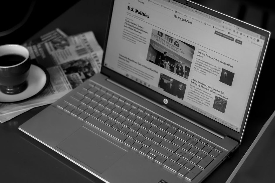 Redaktor porovnává názvy článků s otevřenými texty