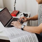 Redaktor porovnává formulaci odkazu s cílovým textem
