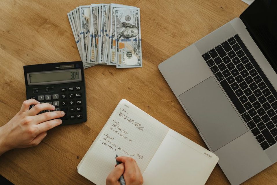 Poznámky k rozpočtu vedle otevřeného notebooku