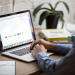 Čtenář prochází hudební newsletter u pracovního stolu