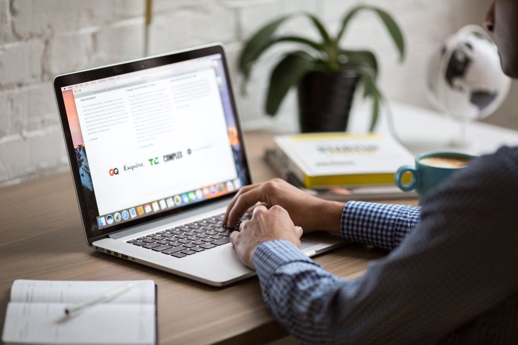 Čtenář prochází hudební newsletter u pracovního stolu