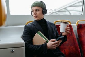 Čtení hudebního článku na telefonu během cesty