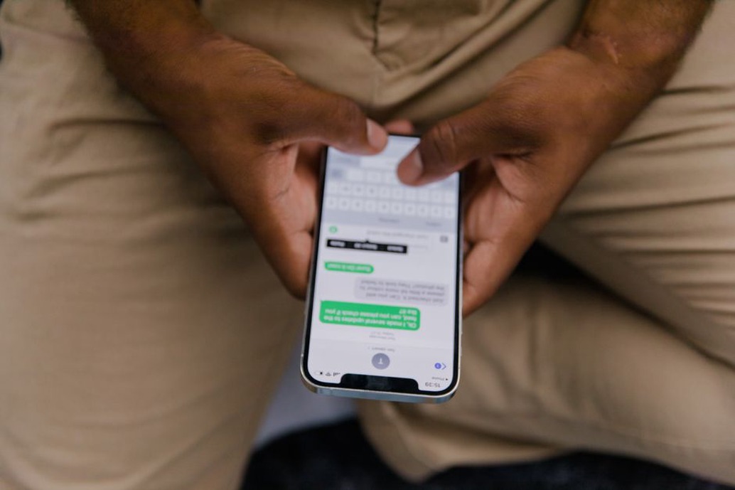 Vyplňování zprávy na displeji telefonu