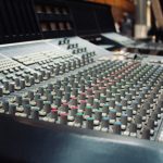 Rozpis služeb vedle mixážního pultu ve studiu