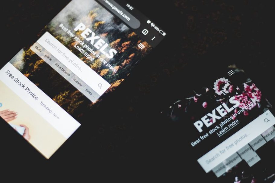 Otevřená nabídka webu na displeji telefonu