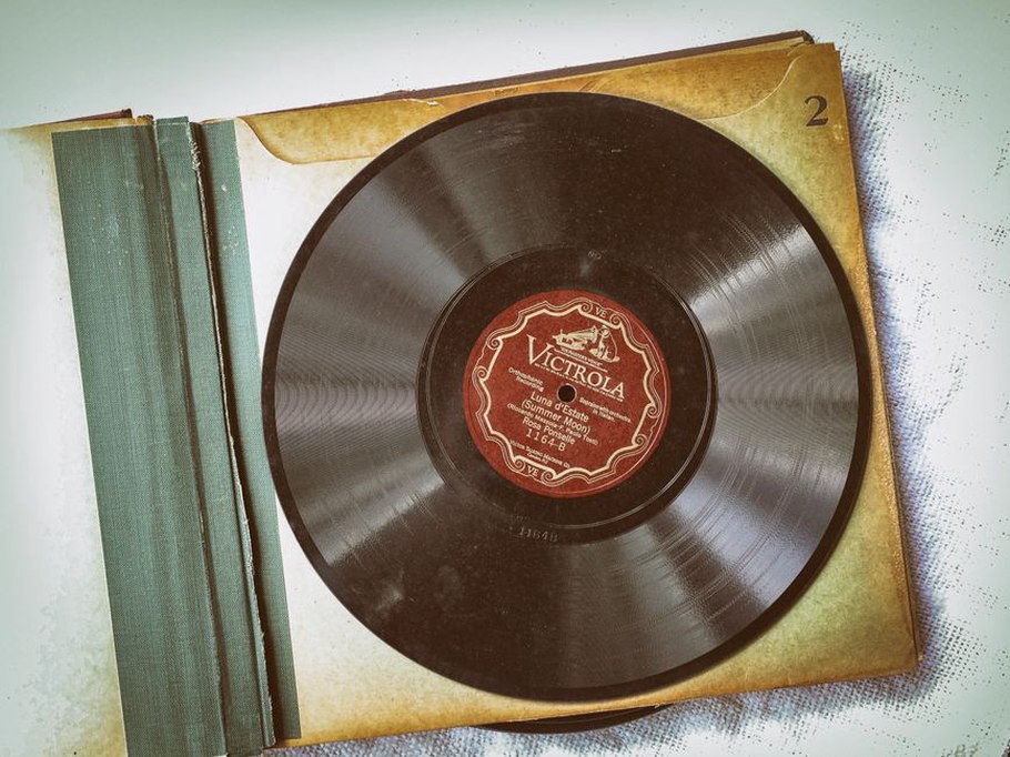 Vinylový obal a booklet položené vedle desky